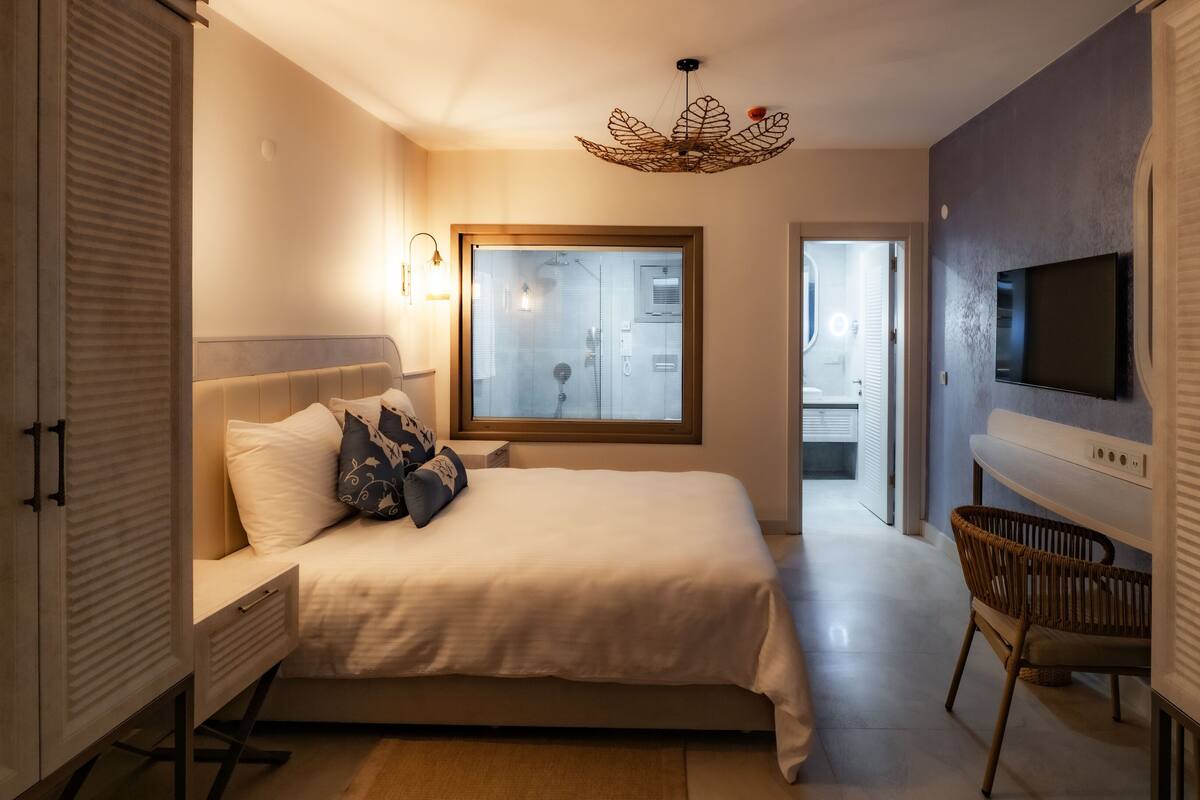Deluxe Süit, 2 Banyolu, Bahçe Manzaralı | Kaliteli yatak takımı, minibar, odada kasa 