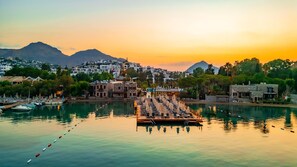 Praia particular, espreguiçadeiras, guarda-sóis, toalhas de praia 