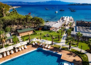 Outdoor pool, open 7:00 AM to 6:00 PM, pool umbrellas, pool loungers - Suum Bodrum Hotel & Beach - Adult Only  (Bodrum)
