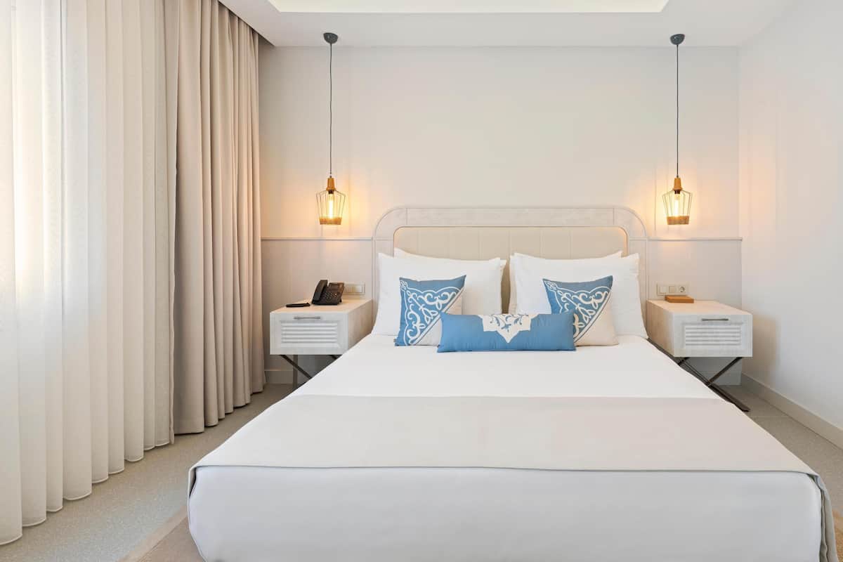 Habitació doble Deluxe, 1 dormitori, no fumadors, vistes al jardí | 1 dormitori, roba de llit d'alta qualitat i minibar