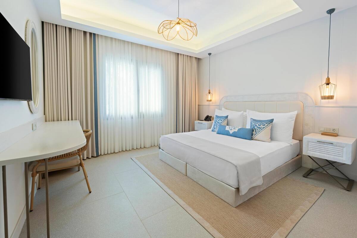 Deluxe Tek Büyük veya İki Ayrı Yataklı Oda, 1 Yatak Odası, Sigara İçilmez, Bahçe Manzaralı | Kaliteli yatak takımı, minibar, odada kasa