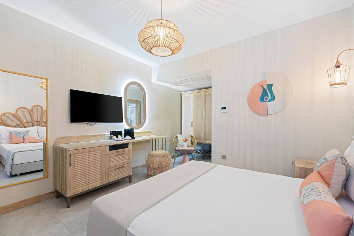 Standard Tek Büyük veya İki Ayrı Yataklı Oda, 1 Yatak Odası, Havuz Manzaralı, Havuz Kenarı | Kaliteli yatak takımı, minibar, odada kasa