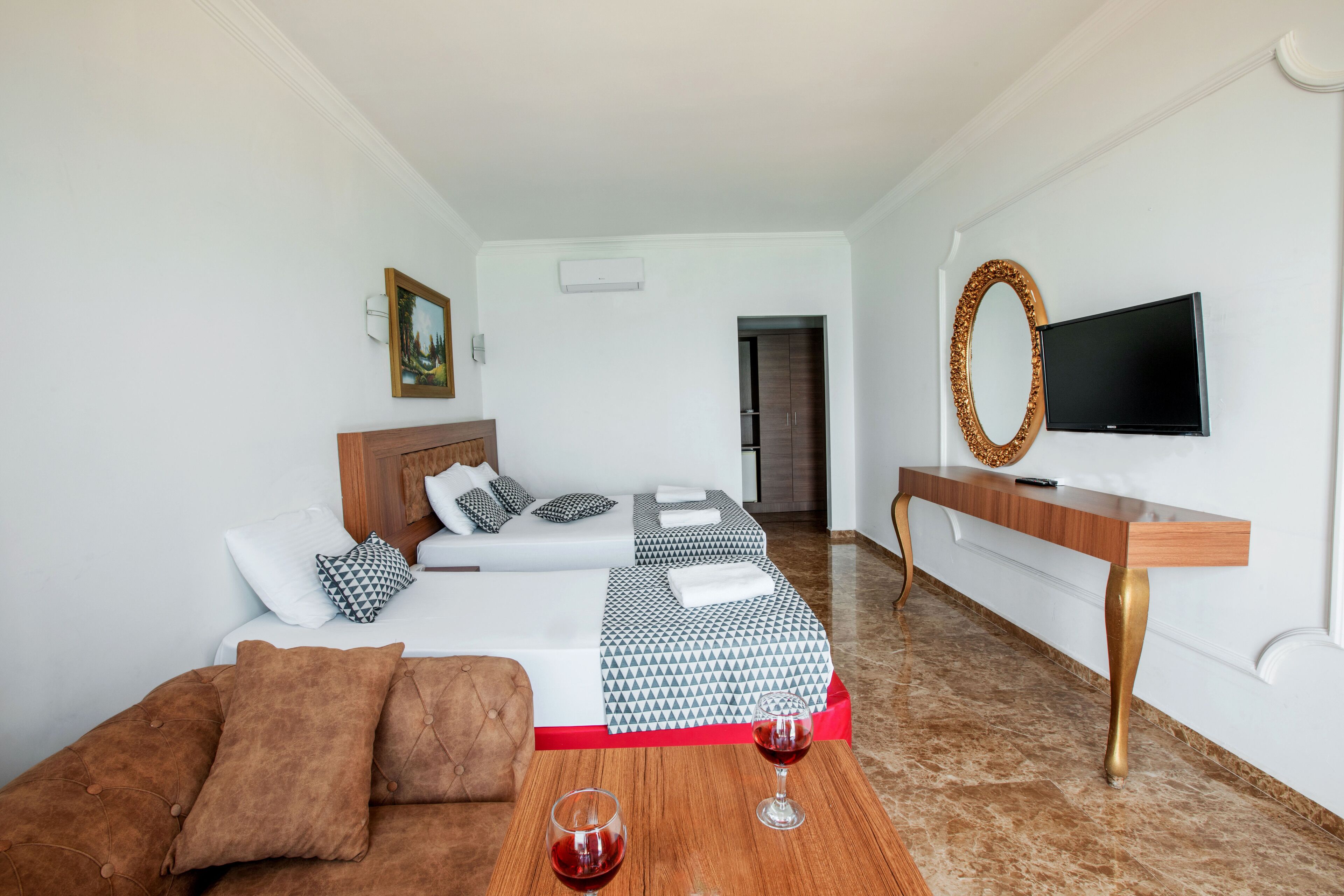 Chambre Triple, vue partielle sur la mer | Minibar, coffres-forts dans les chambres, chambres insonorisées
