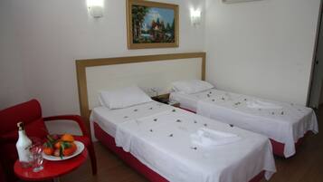 Habitación con 1 cama doble o 2 individuales, vistas parciales al mar | Minibar, caja fuerte, sistema de insonorización y wifi gratis