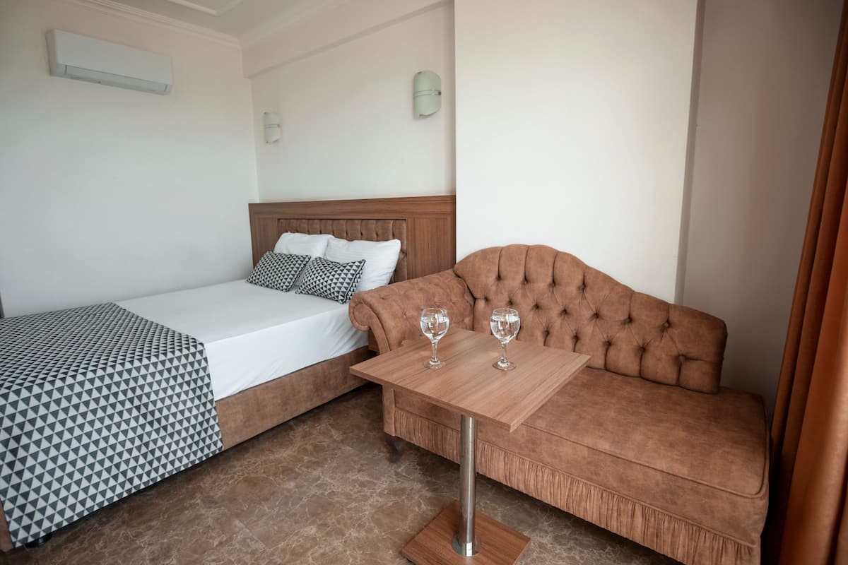 Chambre Simple, vue partielle sur la mer