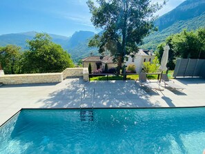 Εσωτερική πισίνα, ξαπλώστρες