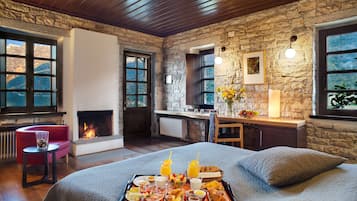 Chambre Double SupĂ©rieure, cheminĂ©e, vue montagne | Service dâĂ©tage - Restauration