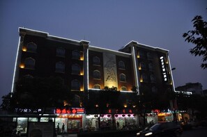 Fassade der Unterkunft – Abend/Nacht