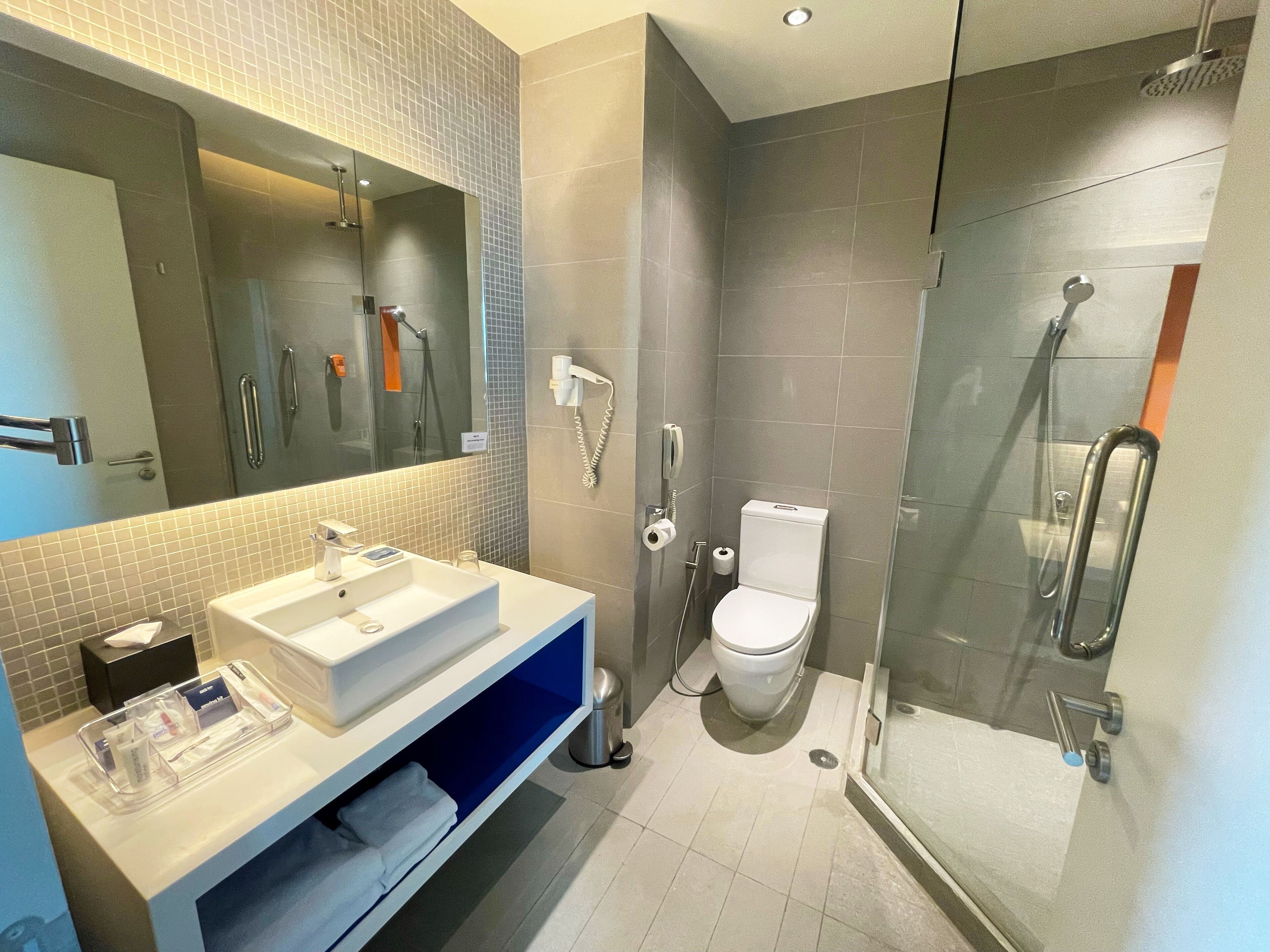 standard room | bathroom | eco-friendly toiletries, hair dryer, bidet, towels