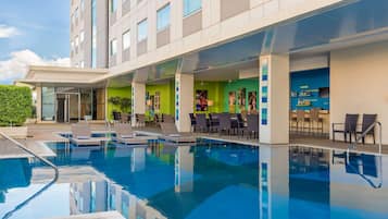 Außenpool, geöffnet von 10:30 Uhr bis 17:30 Uhr, Sonnenschirme