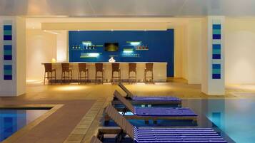 Piscina externa, funciona das 10h30 às 17h30, guarda-sóis