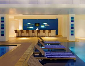 Außenpool, geöffnet von 10:30 Uhr bis 17:30 Uhr, Sonnenschirme