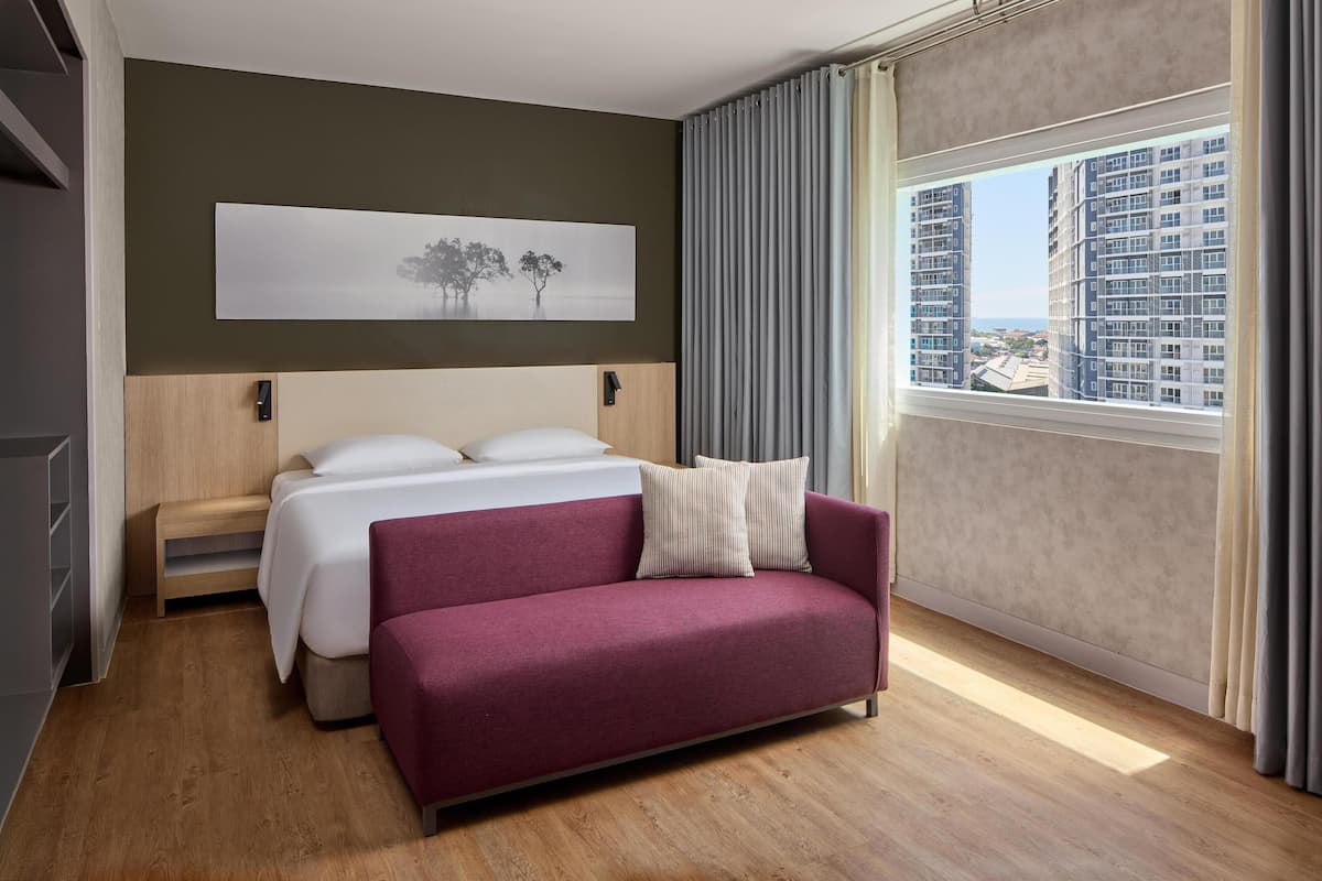 Junior Suite, 1 King Bed, Accessible Bathtub, City View | Minibar, in-room safe, desk, laptop workspace