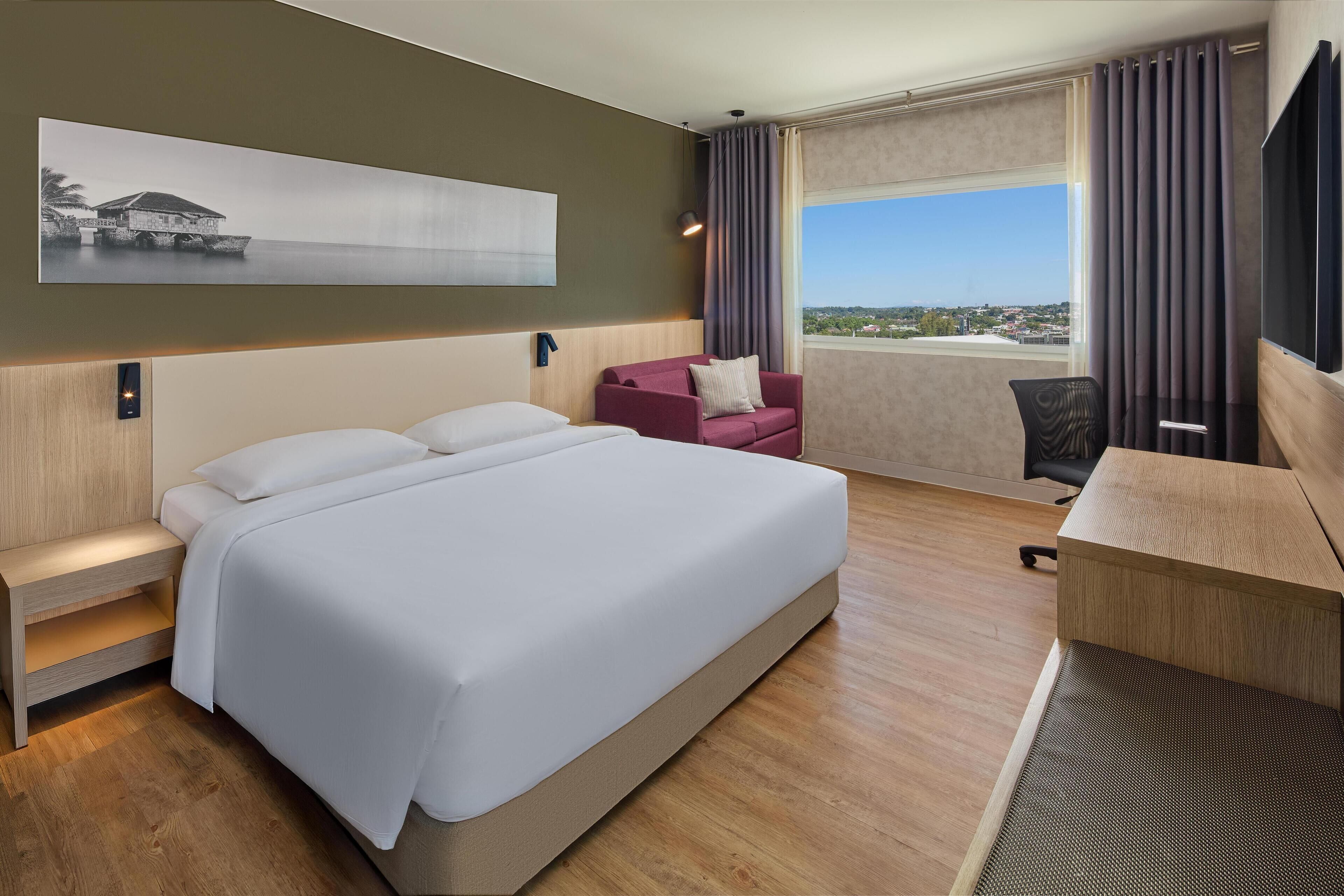 Habitación superior | Minibar, caja fuerte, escritorio y espacio para trabajar con un portátil