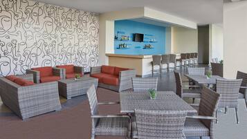 Piscina externa, funciona das 10h30 às 17h30, guarda-sóis