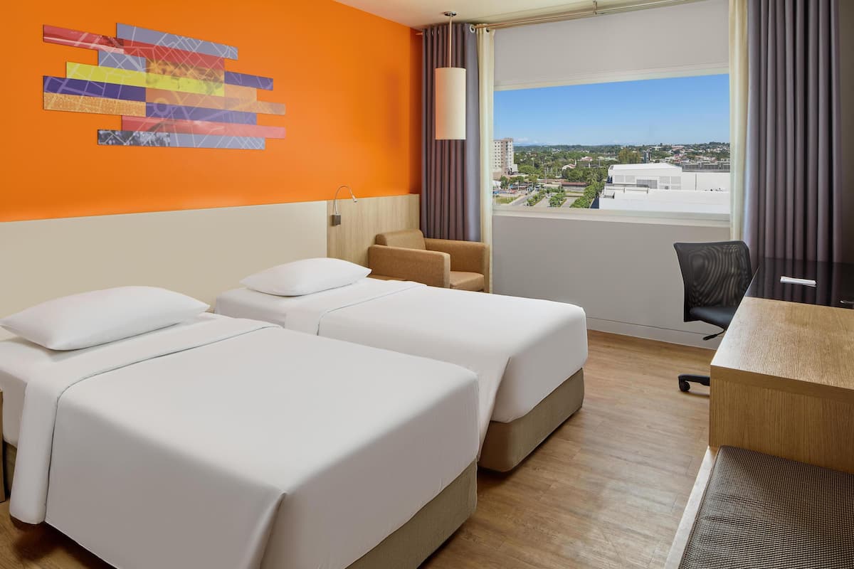 Standard Room | Minibar, in-room safe, desk, laptop workspace