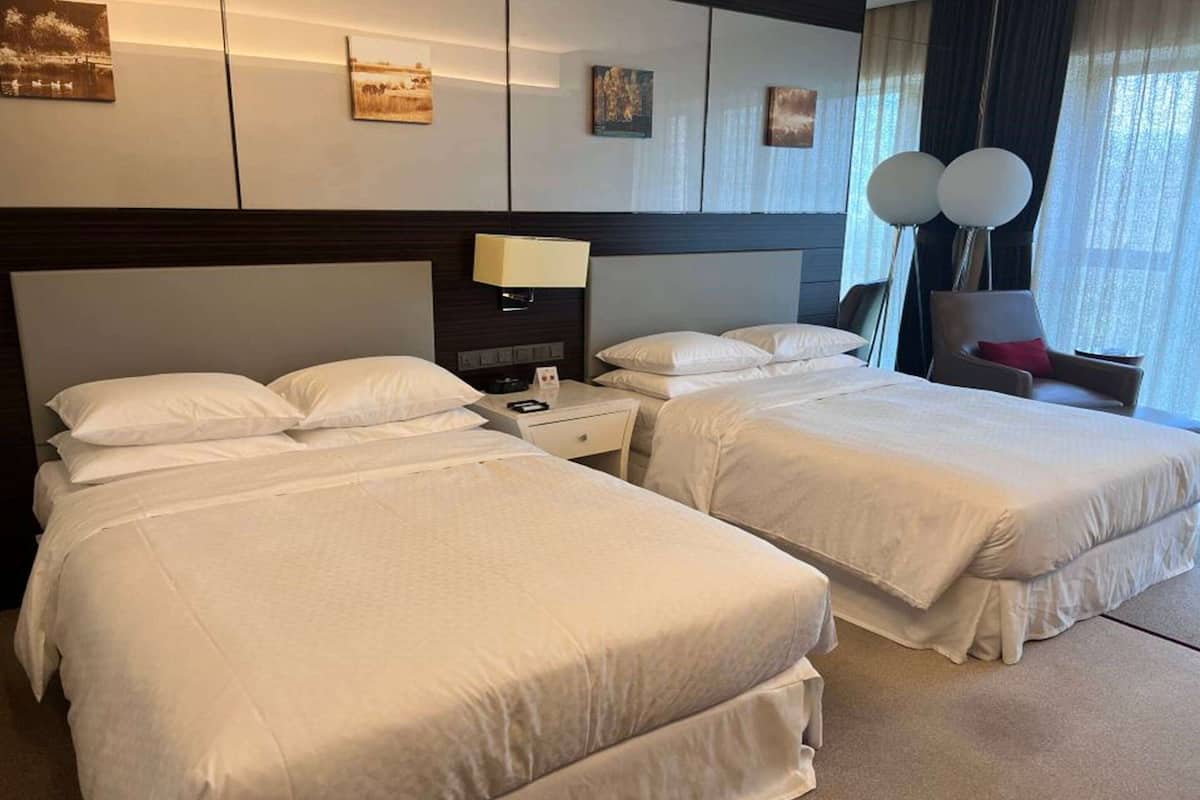 Superior Room, 2 Twin Beds, Non Smoking | Minibar, in-room safe, desk, soundproofing