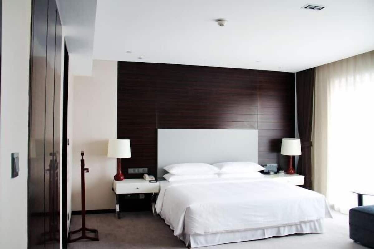 Minibar, in-room safe, desk, soundproofing