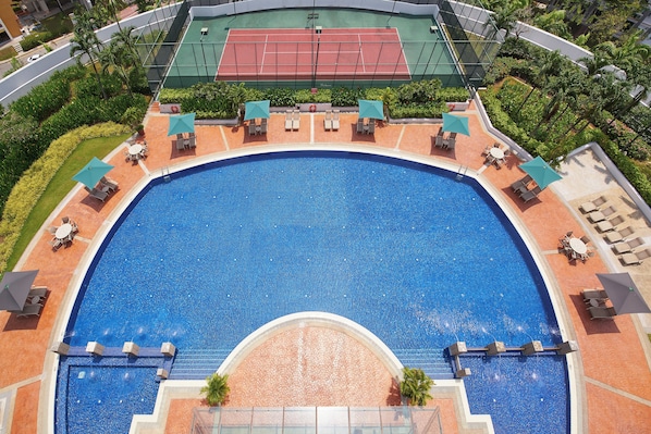 Outdoor pool, pool loungers