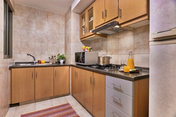 Fridge, microwave, stovetop, electric kettle