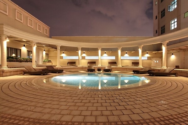 Outdoor pool - Village Residence West Coast (Singapore)