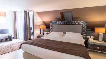 Camera familiare, 1 letto king, non fumatori, balcone (Sofabed is a double bed) | Minibar, una cassaforte in camera, una scrivania, insonorizzazione