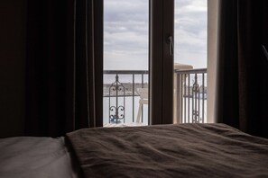 Junior suite, 1 queensize bed met slaapbank, uitzicht op zee (with Sofabed) | Een minibar, een kluis op de kamer, een bureau, geluiddichte muren