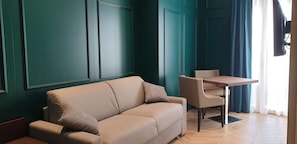 Suite Royale, 1 grand lit, non-fumeurs, balcon | Minibar, coffres-forts dans les chambres, bureau, chambres insonorisées