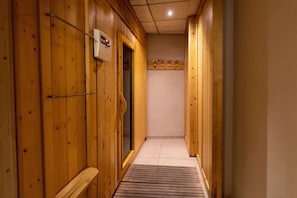 Sauna, hot tub, steam room, Turkish bath/hammam, aromatherapy