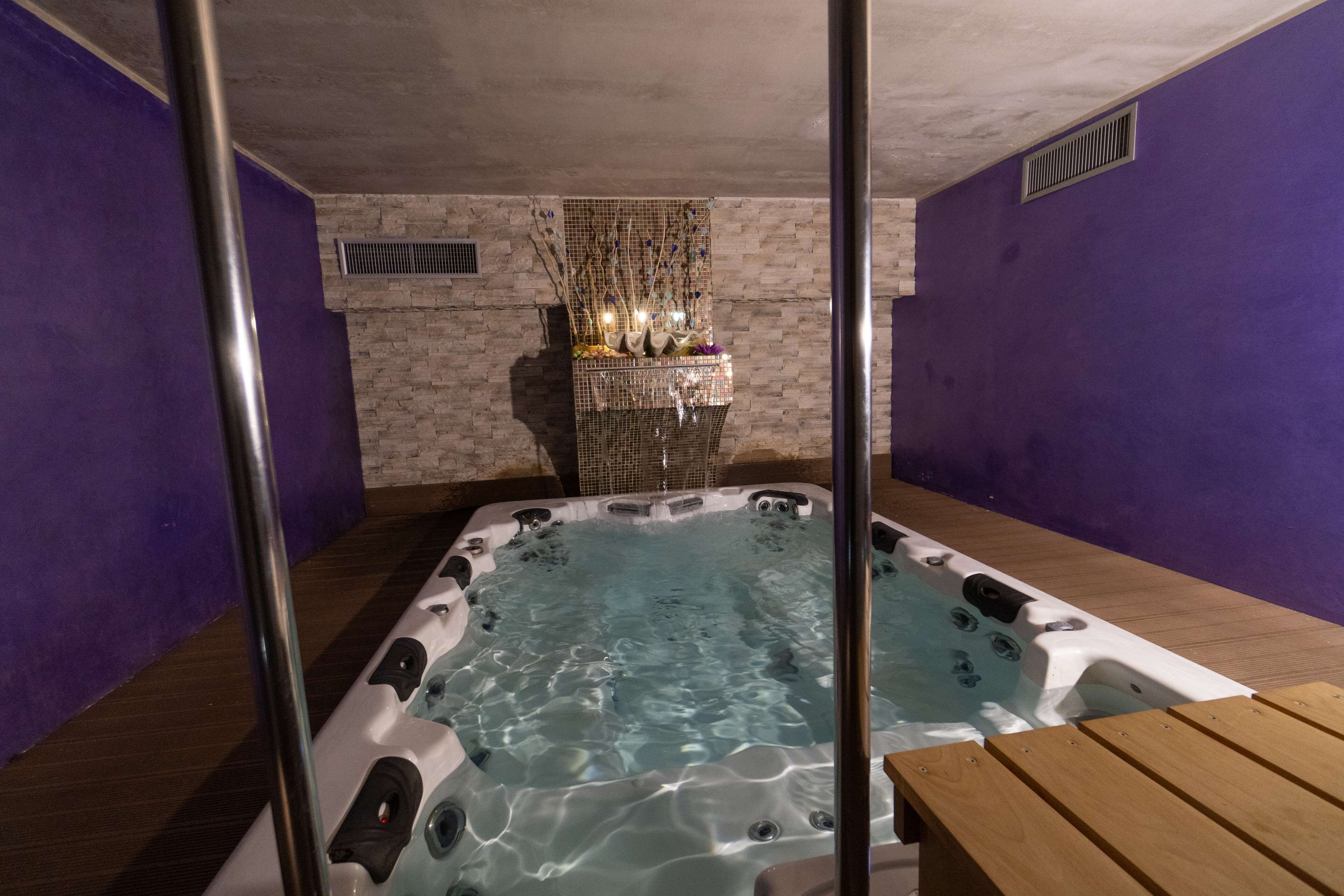 sauna, hot tub, steam room, turkish bath/hammam, aromatherapy
