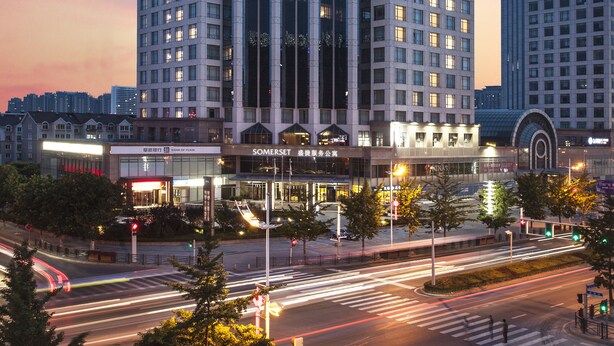 Un hotel de gran altura con numerosos pisos, amplias ventanas y una entrada destacada en la base.