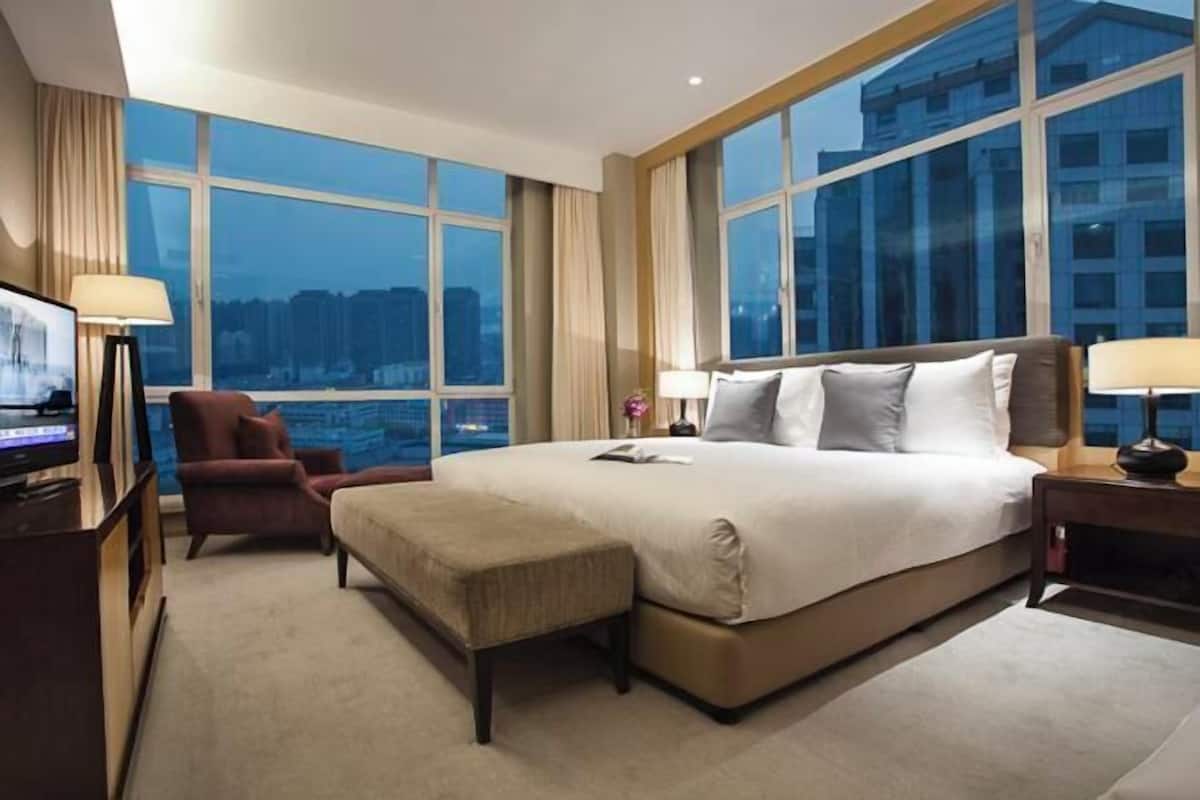1 bedroom, premium bedding, in-room safe, desk