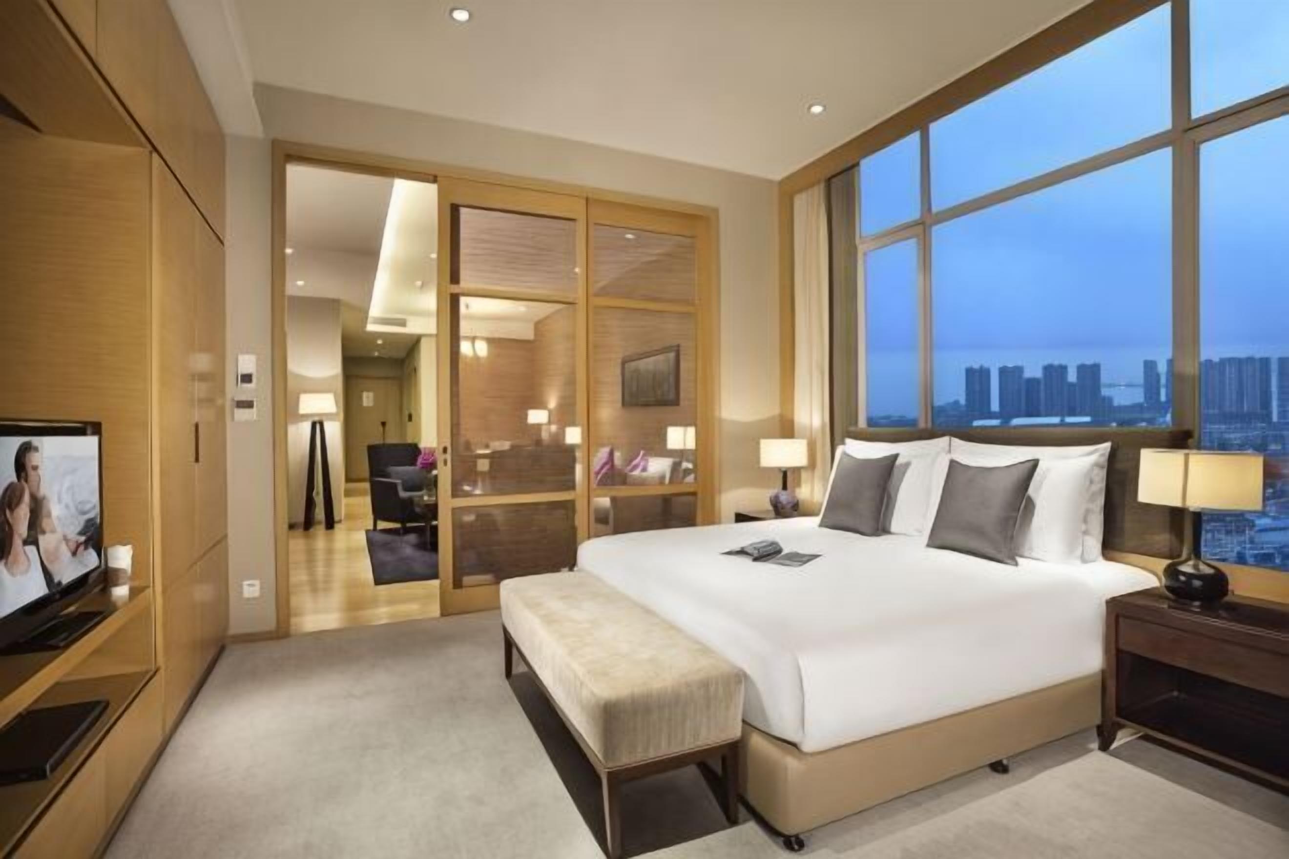 1 bedroom, premium bedding, in-room safe, desk