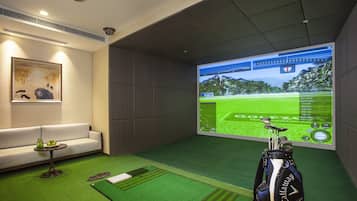 Indoor golf driving range