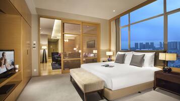 1 bedroom, premium bedding, in-room safe, desk