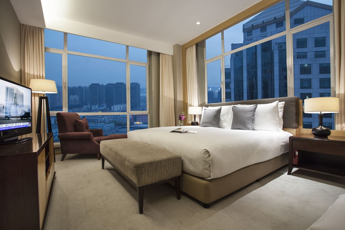1 bedroom, premium bedding, in-room safe, desk