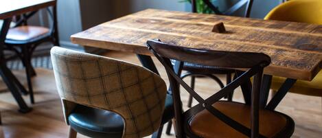 Uma área de refeições com mesa e cadeiras de madeira.