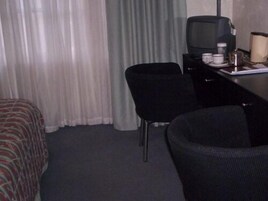 Habitación con 2 camas individuales, baño privado | 1 dormitorio