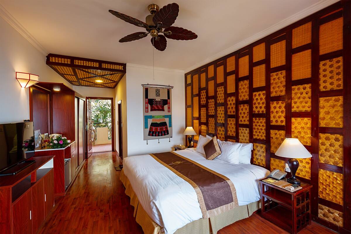 Superior Room | Peralatan tempat tidur premium, bar mini, peti besi dalam bilik, meja 