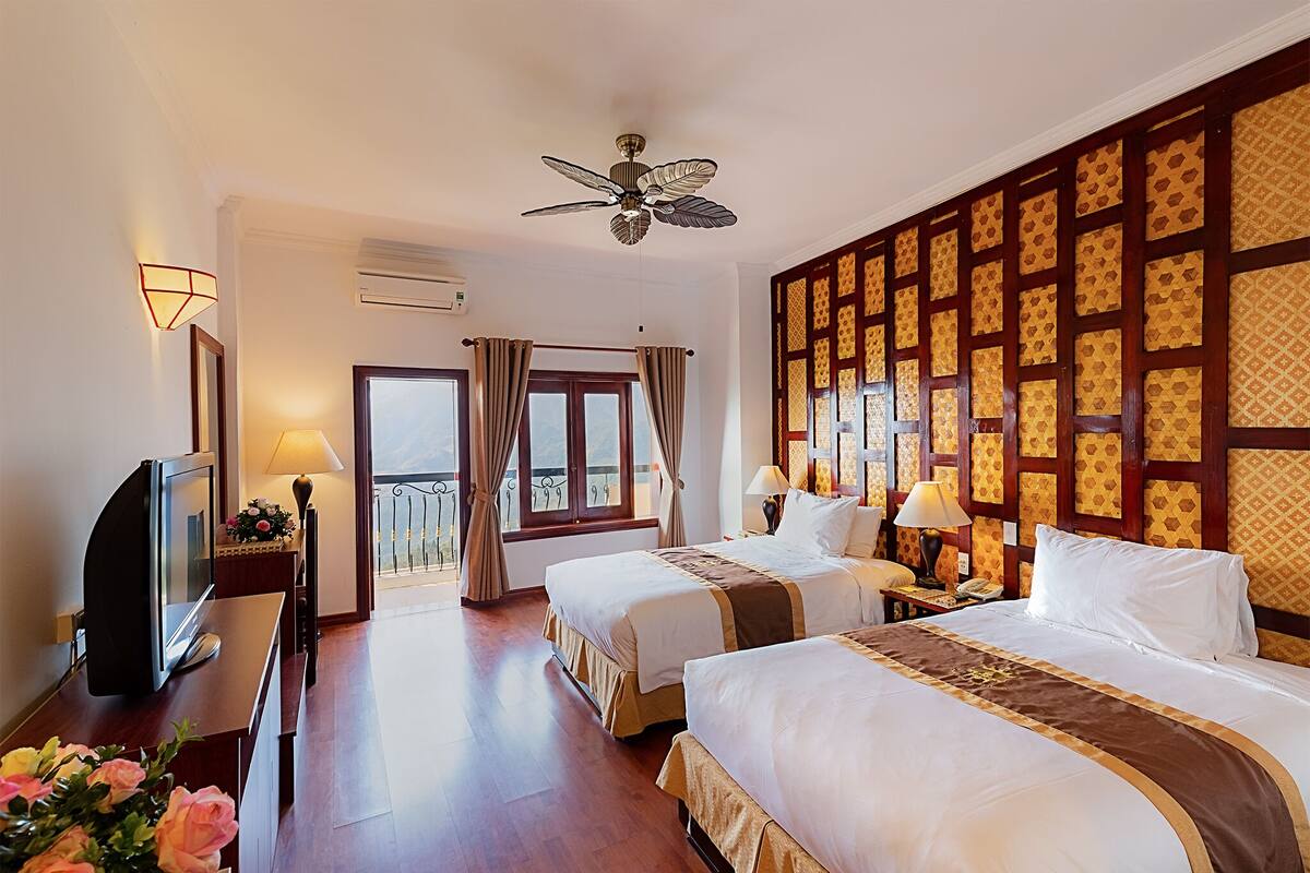 Peralatan tempat tidur premium, bar mini, peti besi dalam bilik, meja 