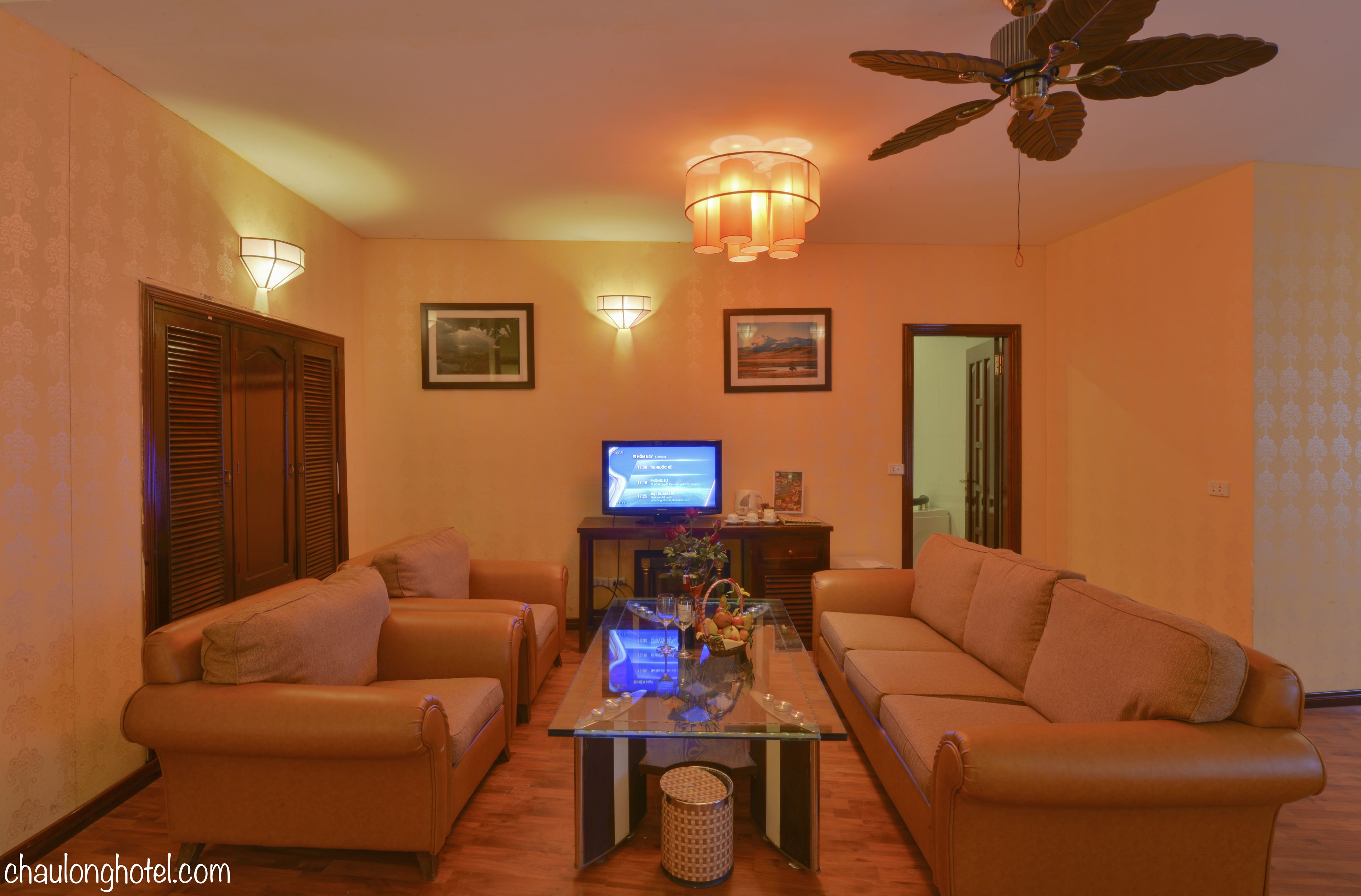 family room | living area | tv