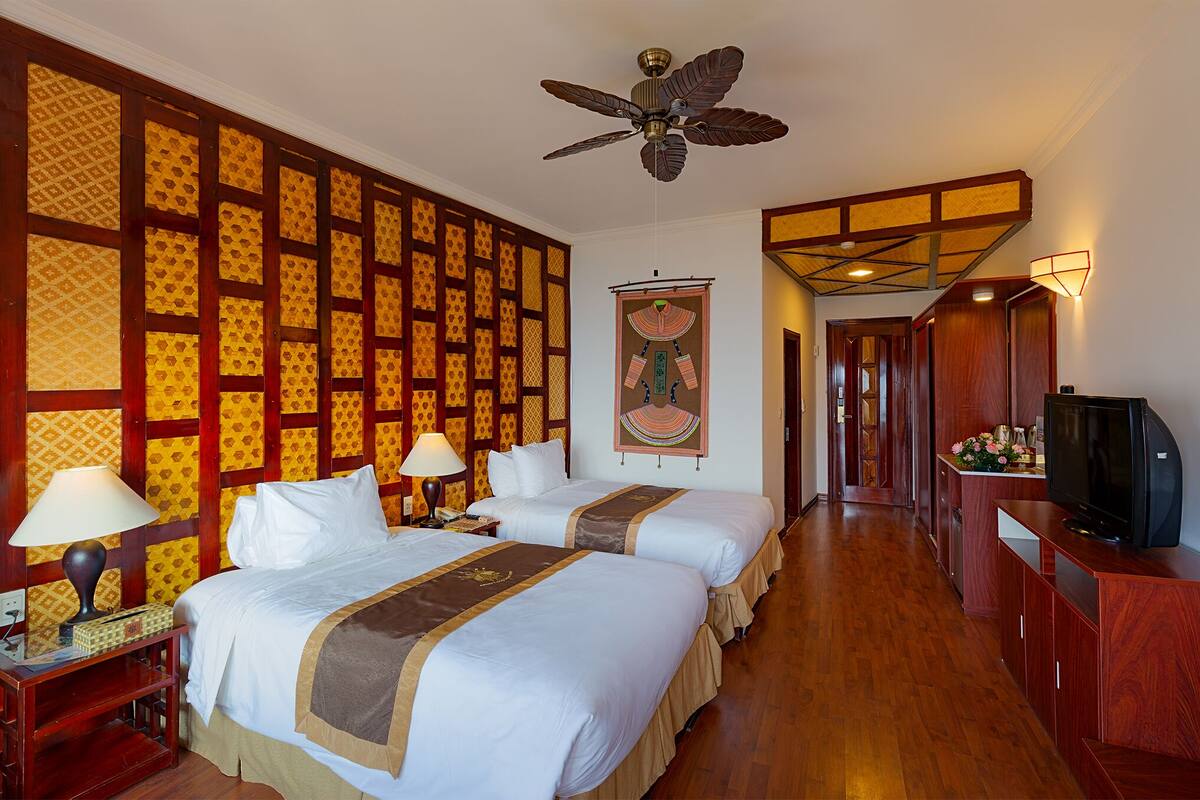 Peralatan tempat tidur premium, bar mini, peti besi dalam bilik, meja 