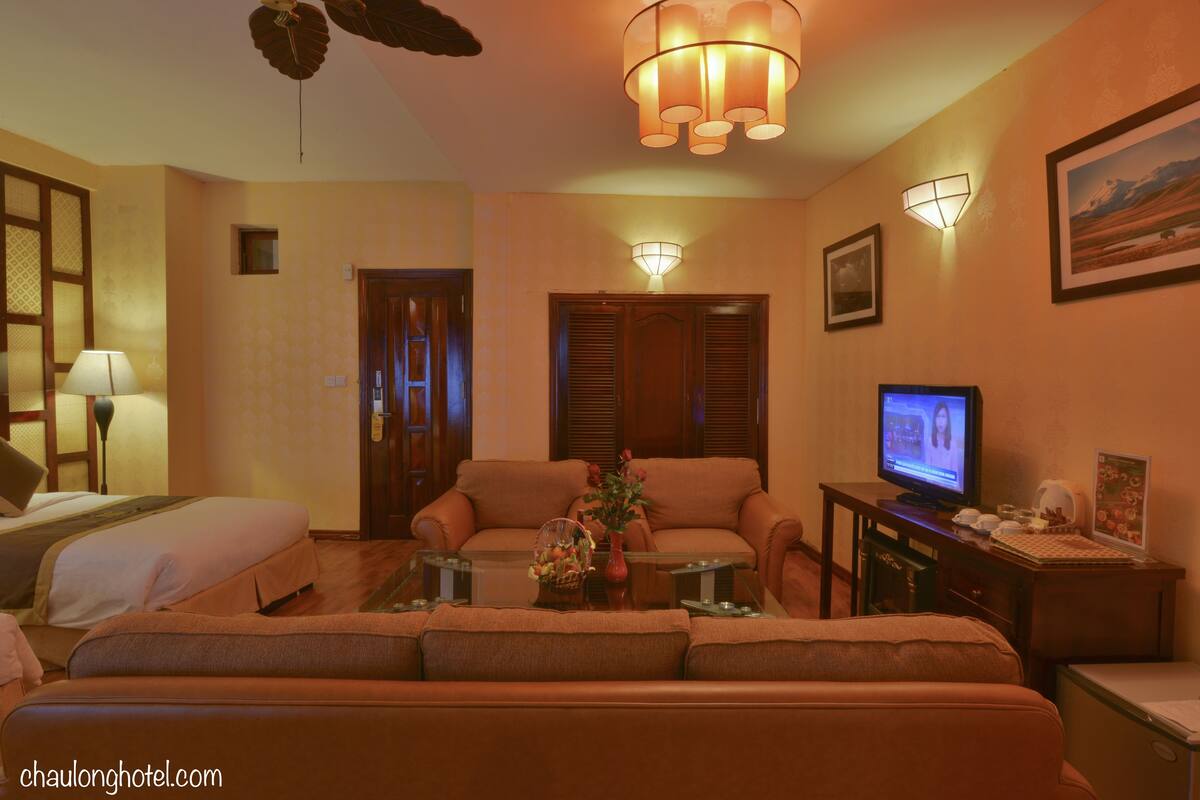 Family Room | Peralatan tempat tidur premium, bar mini, peti besi dalam bilik, meja 