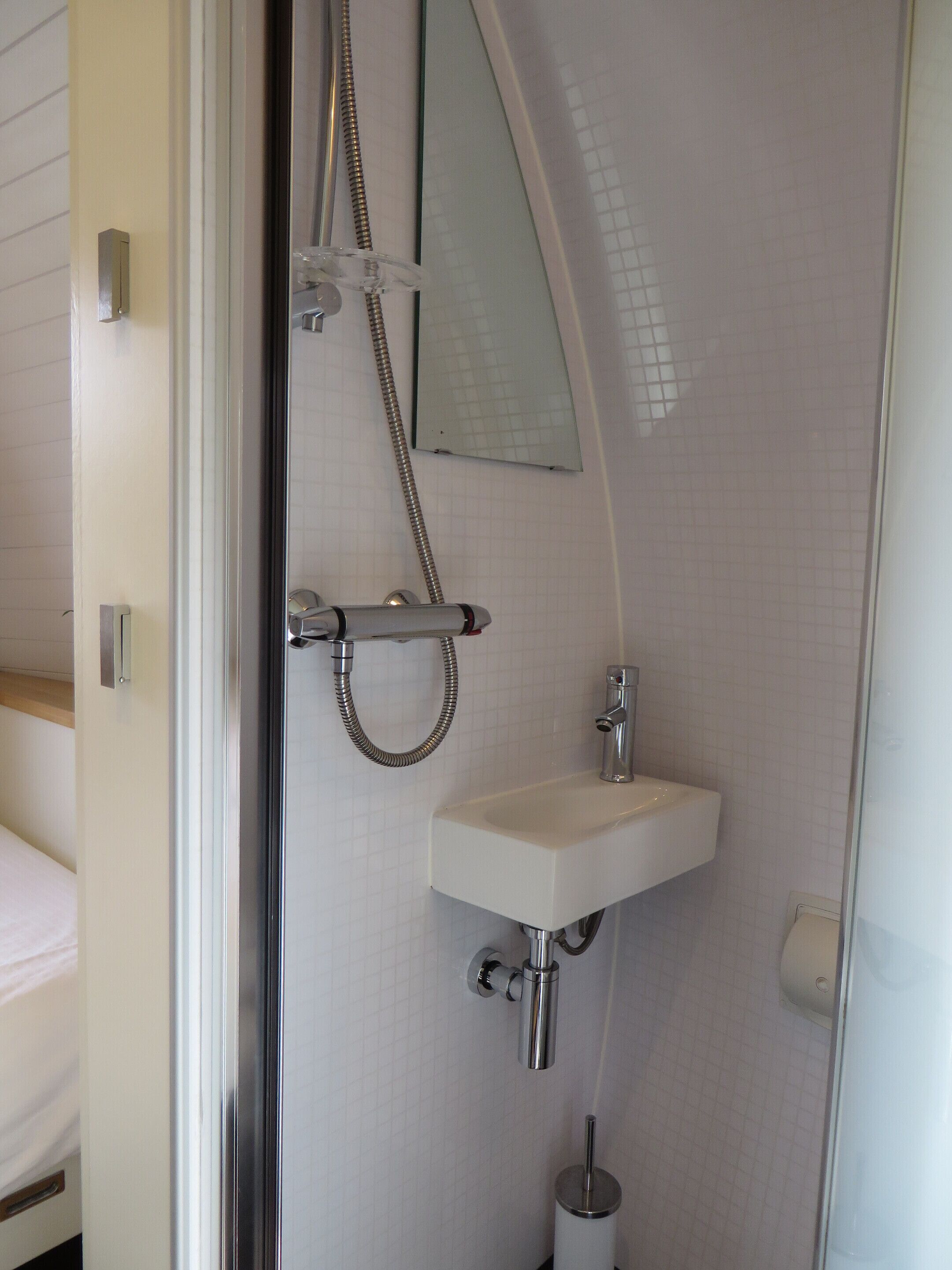Une salle de bain avec une douche, un lavabo et des toilettes.