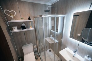 Double Room, Ensuite | Bathroom - Eriskay Guest House and Aviemore Glamping (Aviemore)