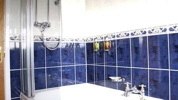 Dreibettzimmer, eigenes Bad ((double & 1 single)) | Badezimmer