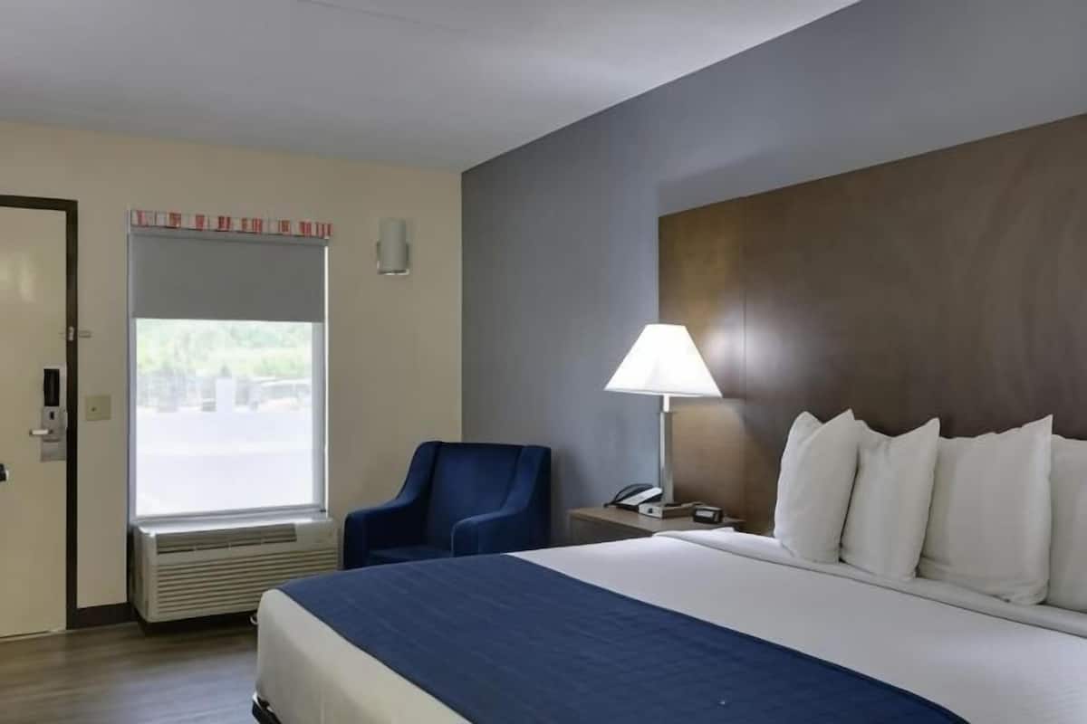 Pillowtop beds, desk, laptop workspace, soundproofing