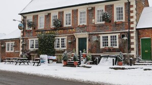 En traditionell byggnad i tegel med en skylt som visar texten "The Antelope Inn".
