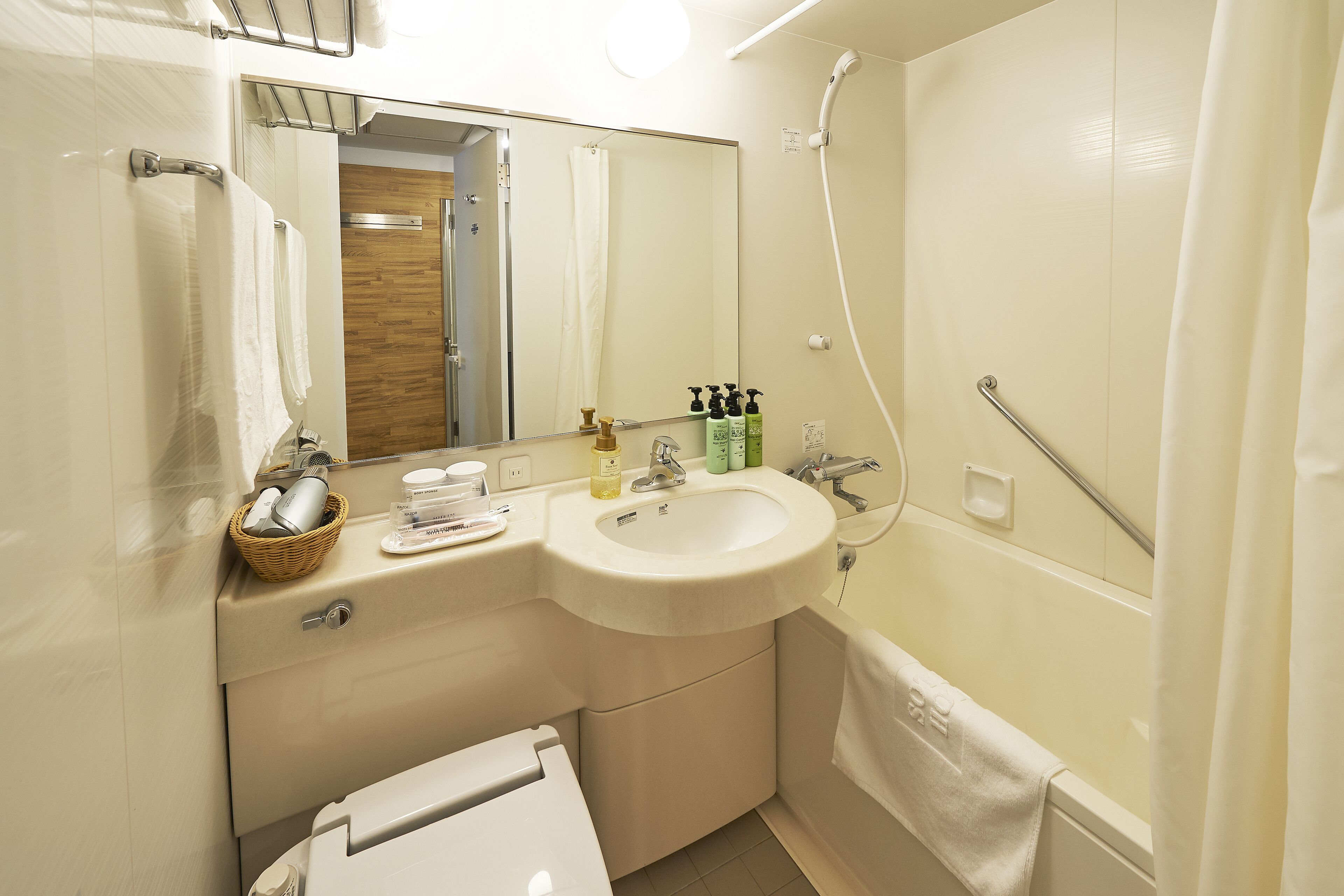 combined shower/bathtub, deep-soaking bathtub, free toiletries