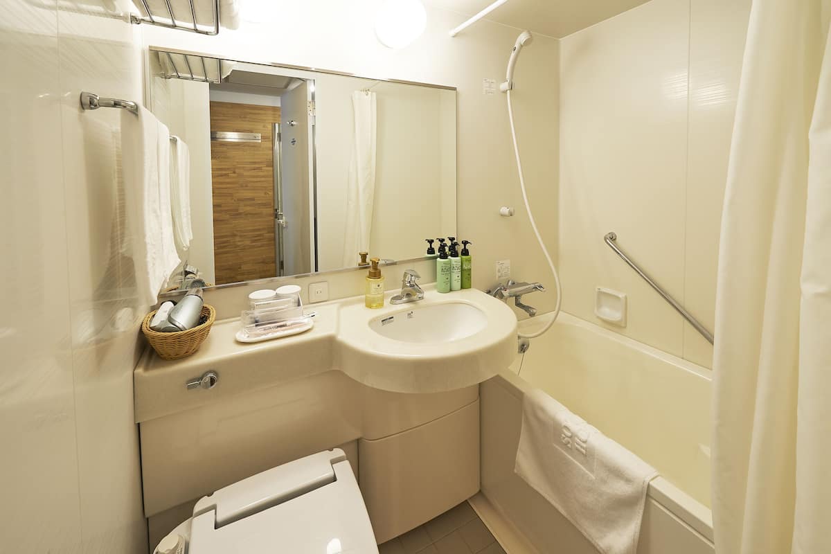 combined shower/bathtub, deep-soaking bathtub, free toiletries